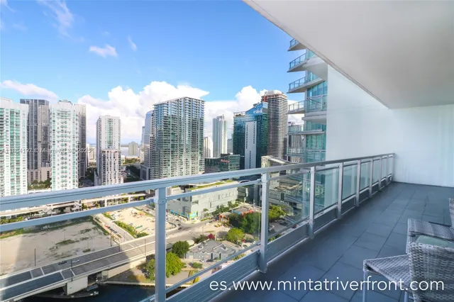 $3,900 | 92 Southwest 3rd Street, Unit 1712, Miami, FL 33130