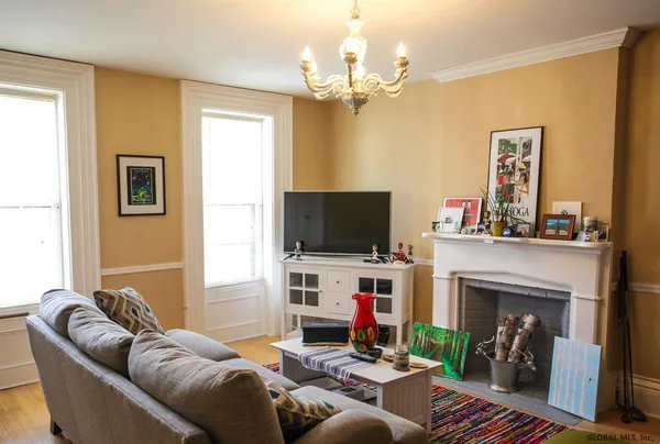 $1,425 | 69 Lawrence Street, Unit 1, Saratoga Springs, NY 12866