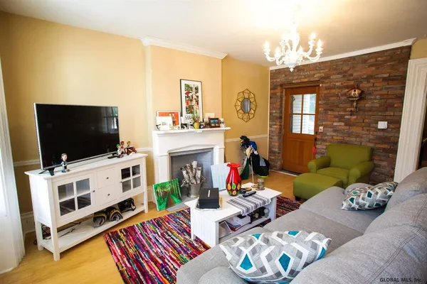 $1,425 | 69 Lawrence Street, Unit 1, Saratoga Springs, NY 12866