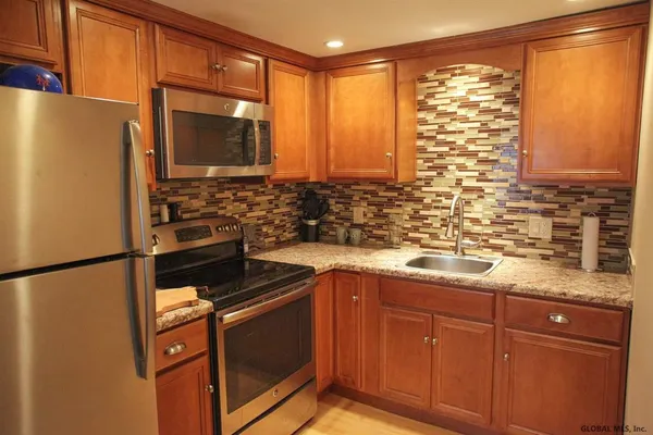 $1,425 | 69 Lawrence Street, Unit 1, Saratoga Springs, NY 12866