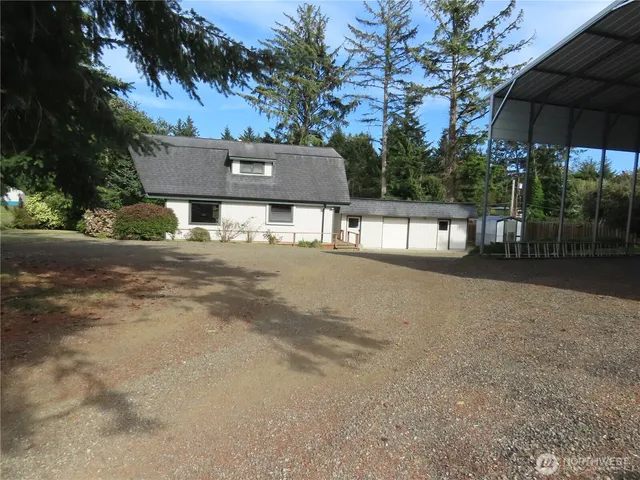 a view of a house with a backyard