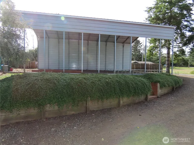 a view of a backyard