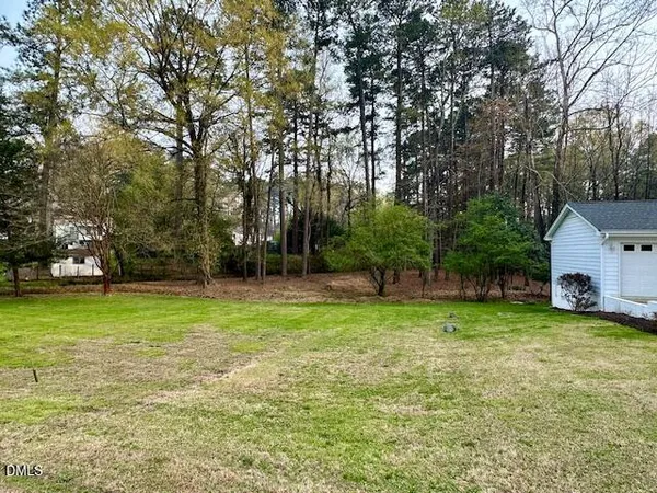 a view of a yard with a house