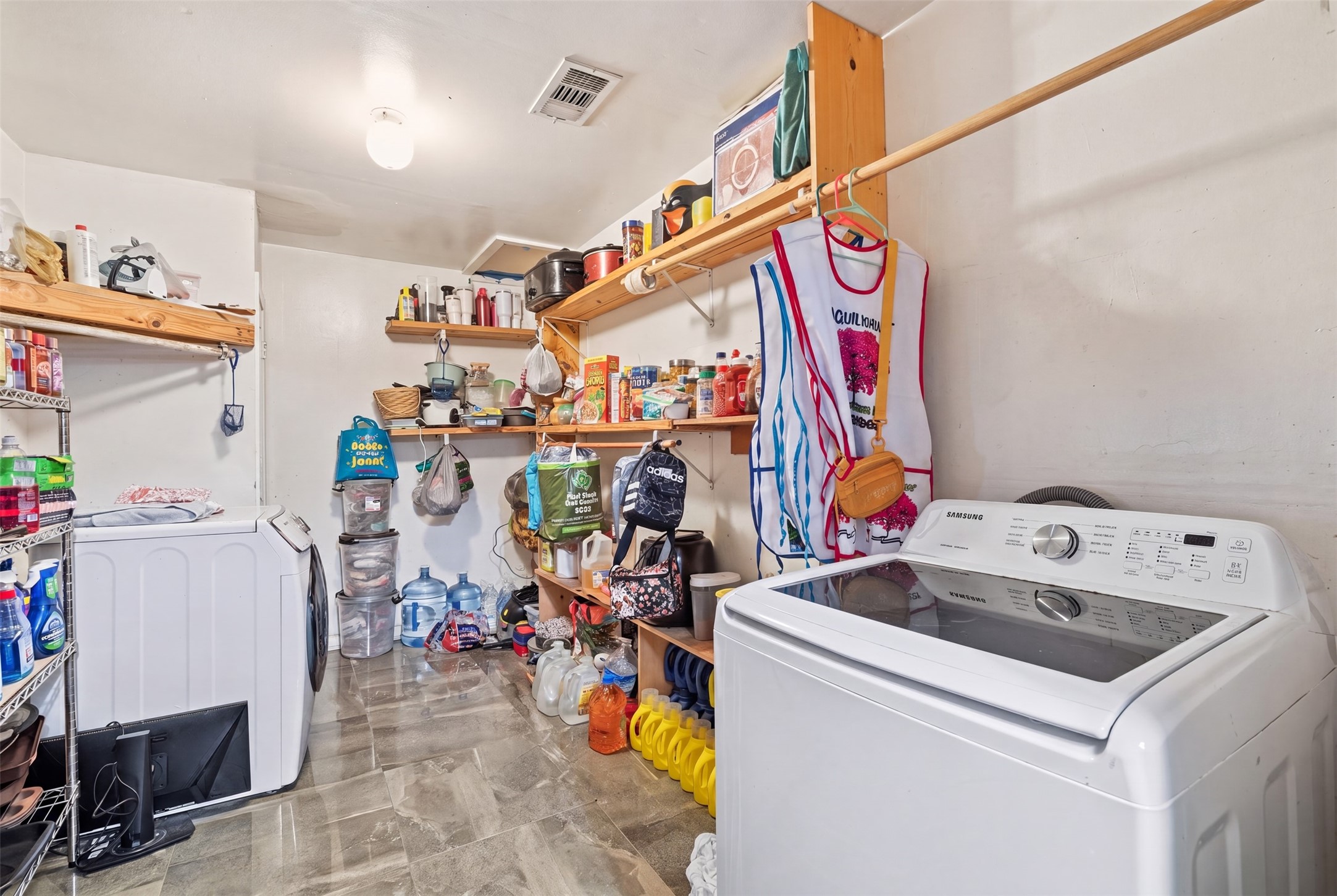 9235 Beaver Bend Road Houston, TX 77037 - Photo 11 of 21 Pantry and wash room view