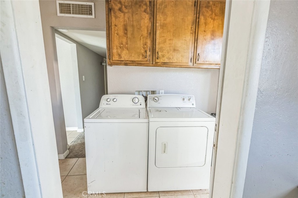 15917 Lee Street Mojave, CA 93501 - Photo 16 of 34 a utility room with dryer and washer