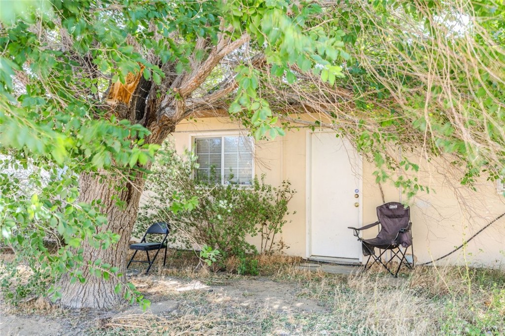 15917 Lee Street Mojave, CA 93501 - Photo 34 of 34 a backyard of a house with table and chairs