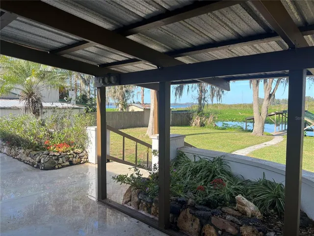 a view of a backyard