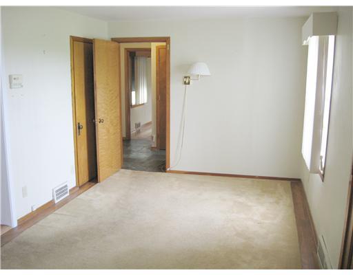 2427 Old Greentree Road Carnegie, PA 15106 - Photo 3 of 18 Living Room.