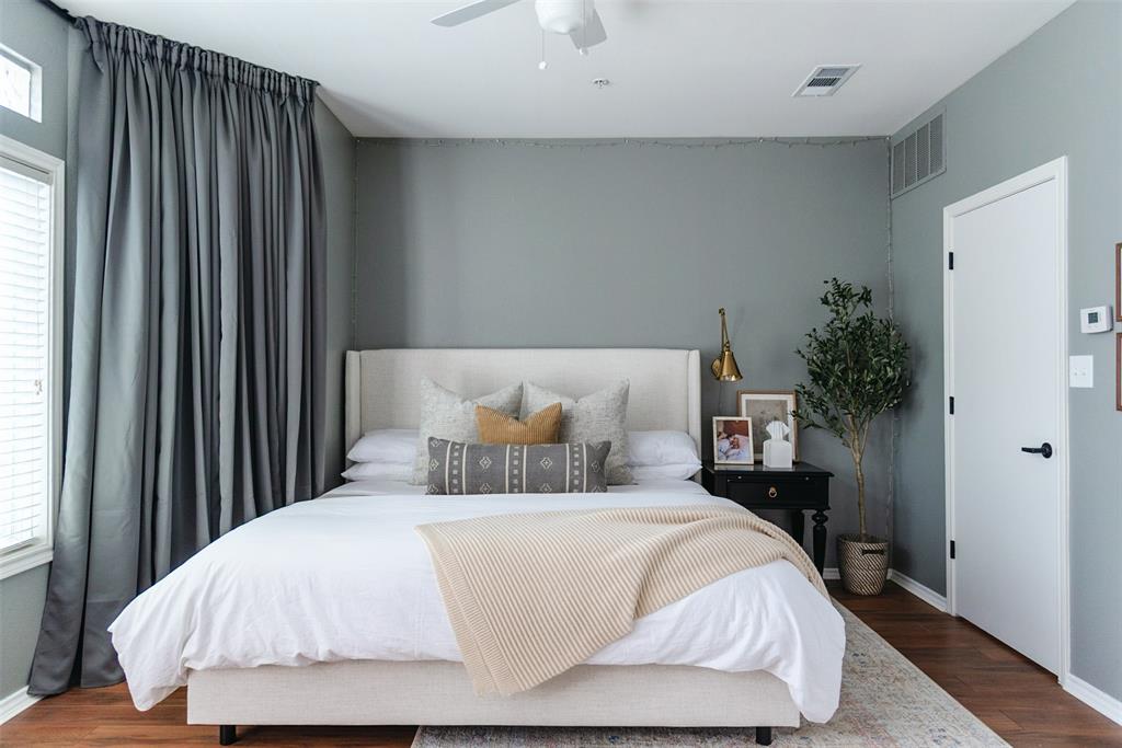 4040 Avondale Avenue, Unit 107 Dallas, TX 75219 - Photo 15 of 33 a bedroom with a bed and a potted plant