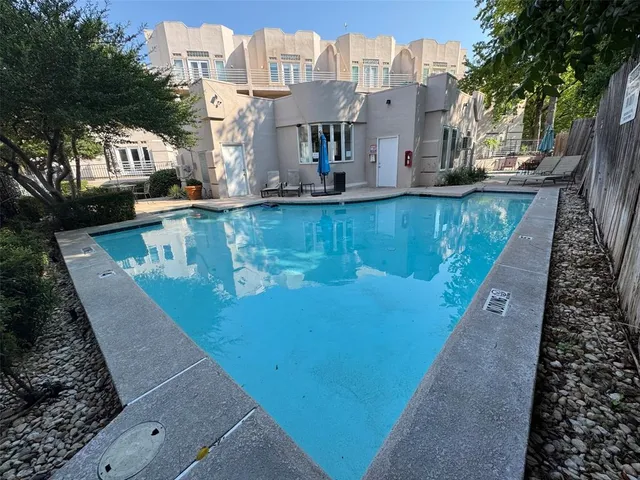 a view of a water fountain in front of building