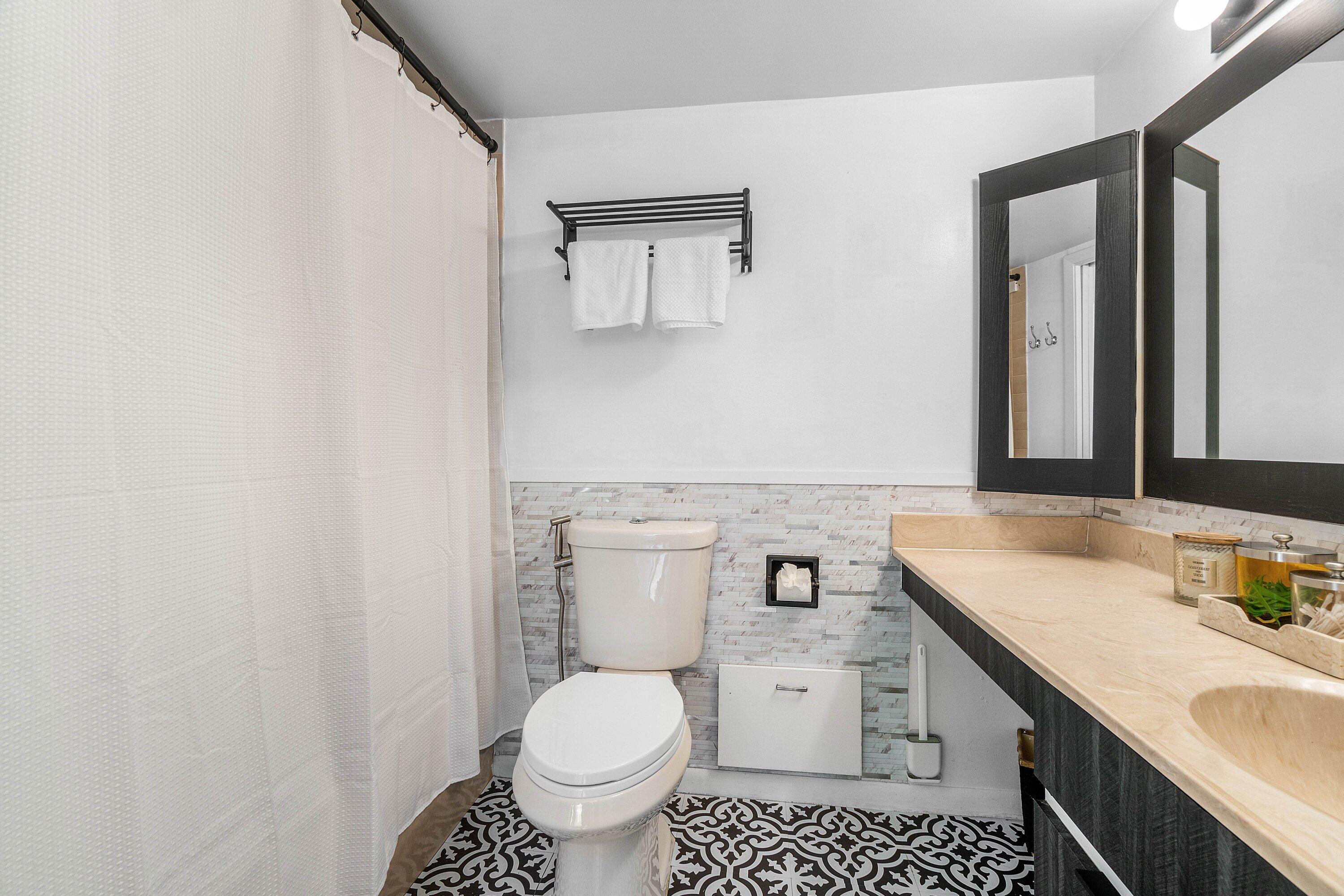 8122 Thames Boulevard, Unit C Boca Raton, FL 33433 - Photo 23 of 43 Primary Bathroom