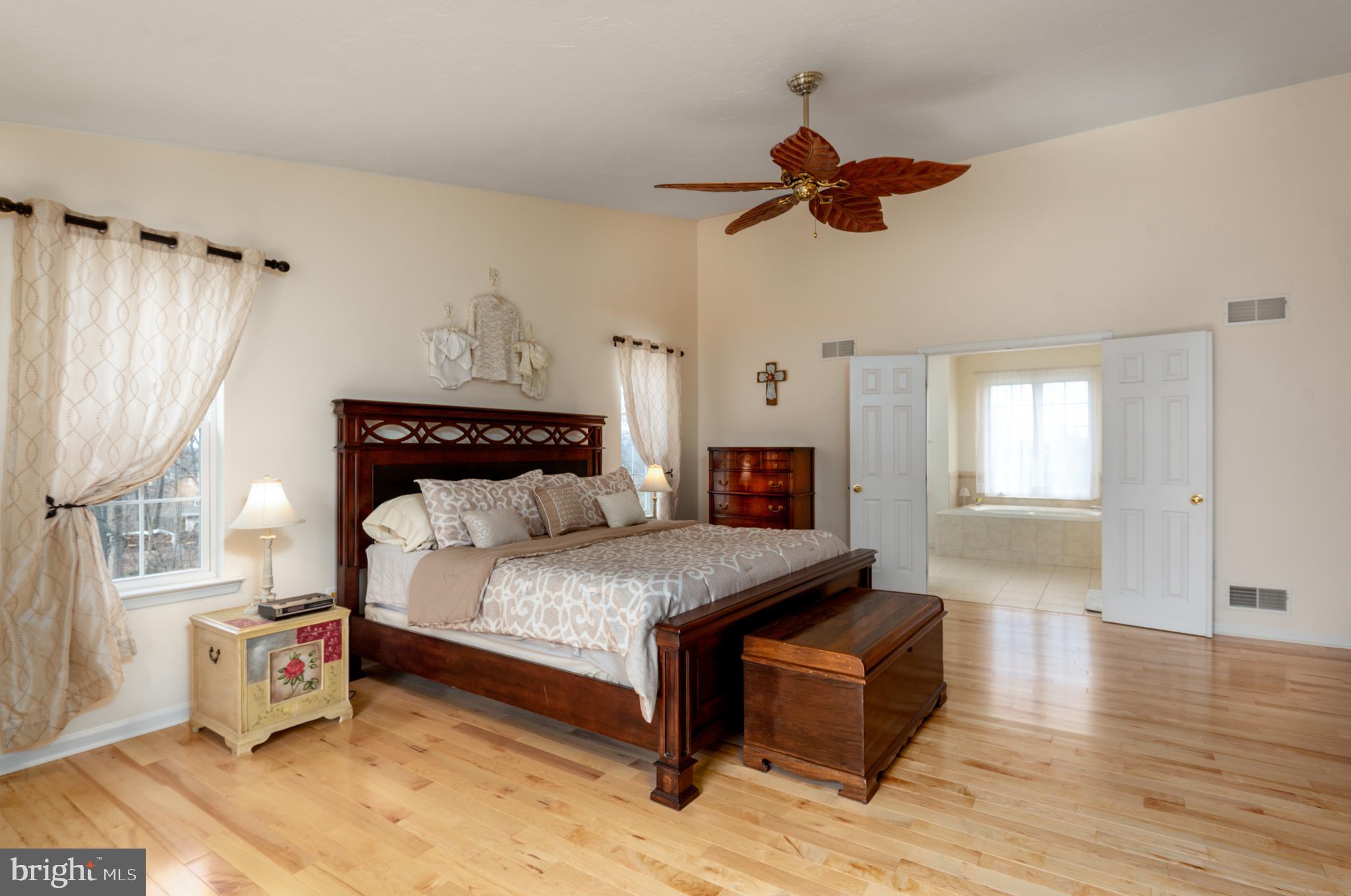 100 Ridgewood Drive Hanover, PA 17331 - Photo 24 of 60 MBR w/ full bath & WIC - level 2