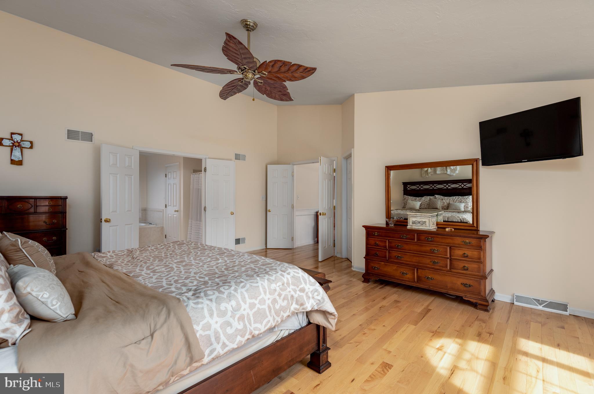 100 Ridgewood Drive Hanover, PA 17331 - Photo 26 of 60 MBR w/ full bath & WIC - level 2