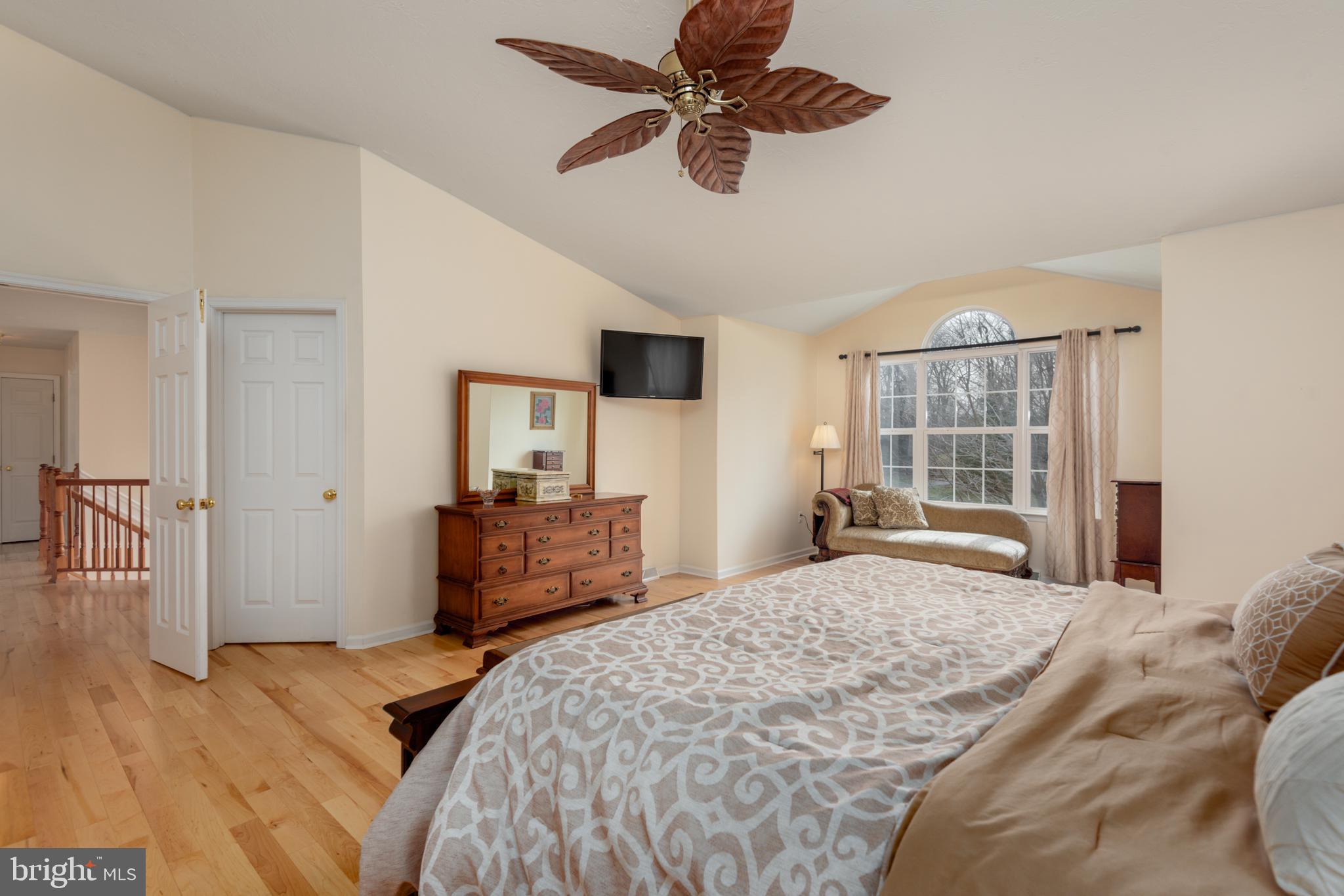 100 Ridgewood Drive Hanover, PA 17331 - Photo 27 of 60 MBR w/ full bath & WIC - level 2