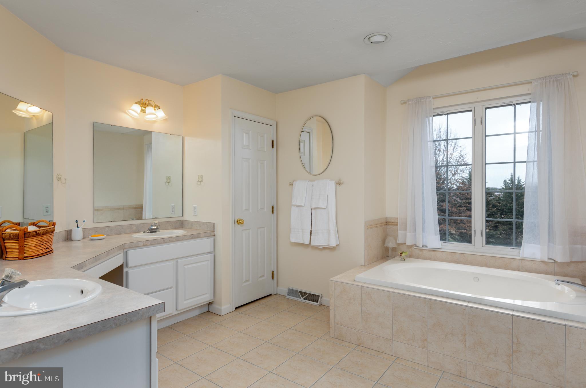 100 Ridgewood Drive Hanover, PA 17331 - Photo 29 of 60 MBR full bath - level 2
