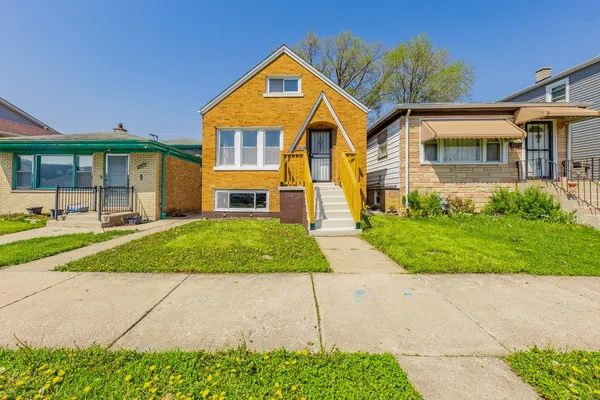 $2,400 | 7614 West 63rd Place, Summit, IL 60501