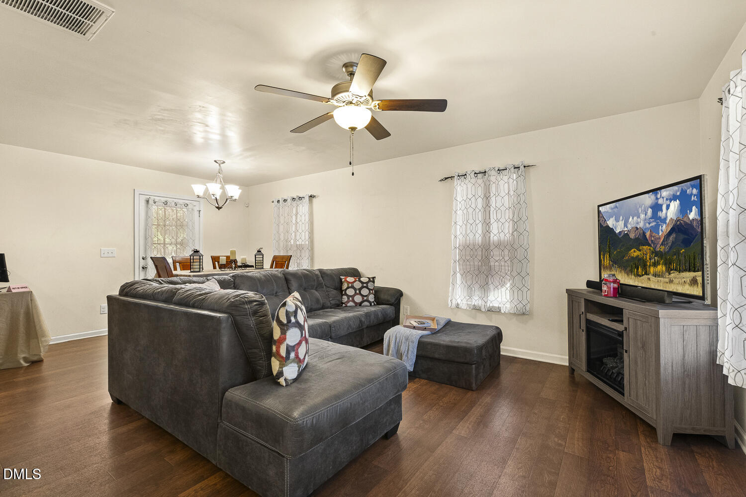 2712 Patbrook Lane Raleigh, NC 27610 - Photo 4 of 28 004