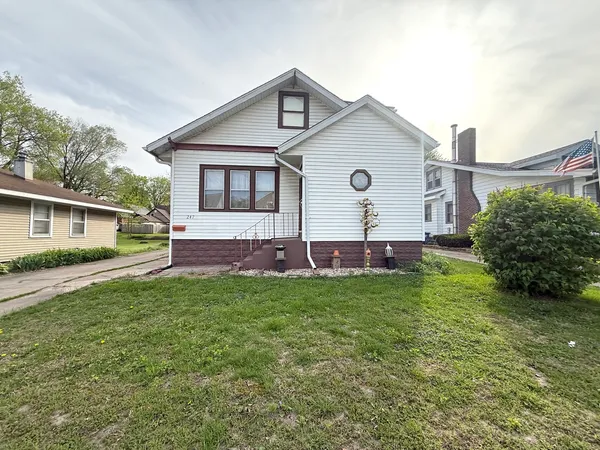 $69,900 | 247 17th Place, Clinton, IA 52732