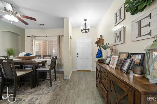 a view of a livingroom with furniture and a dining table