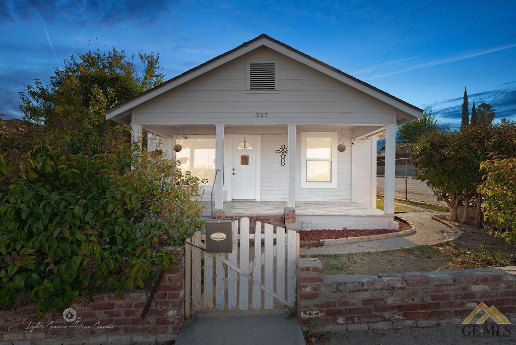 327 E Street Taft, CA 93268 - Photo 2 of 23