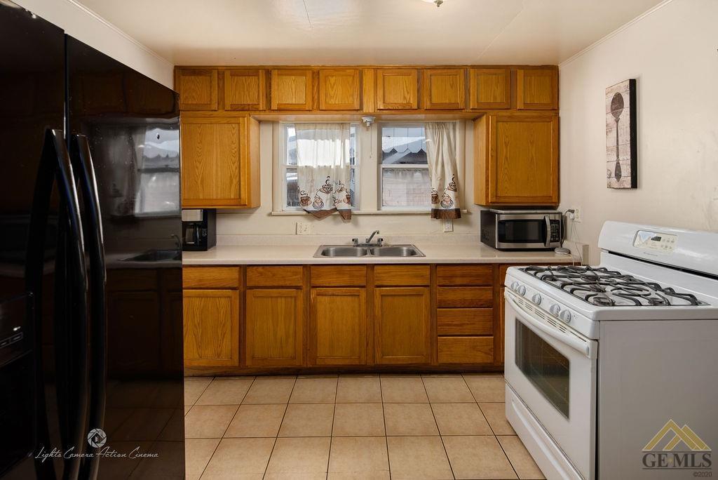 327 E Street Taft, CA 93268 - Photo 9 of 23