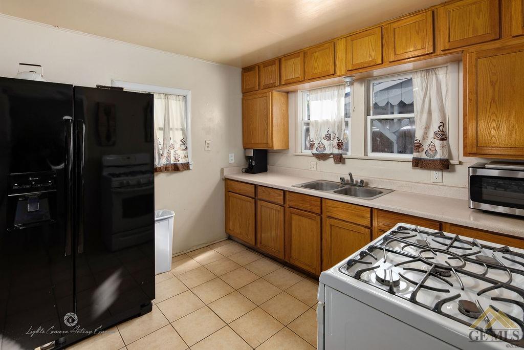 327 E Street Taft, CA 93268 - Photo 10 of 23