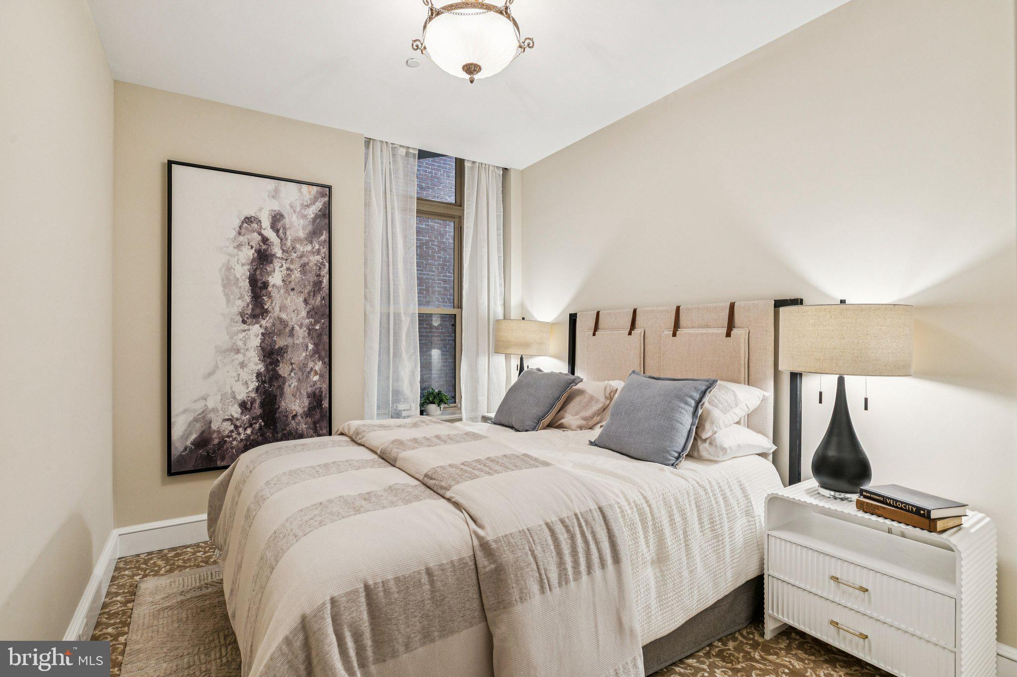 421 Chestnut Street, Unit 401 Philadelphia, PA 19106 - Photo 23 of 36 a bedroom with a bed and a window