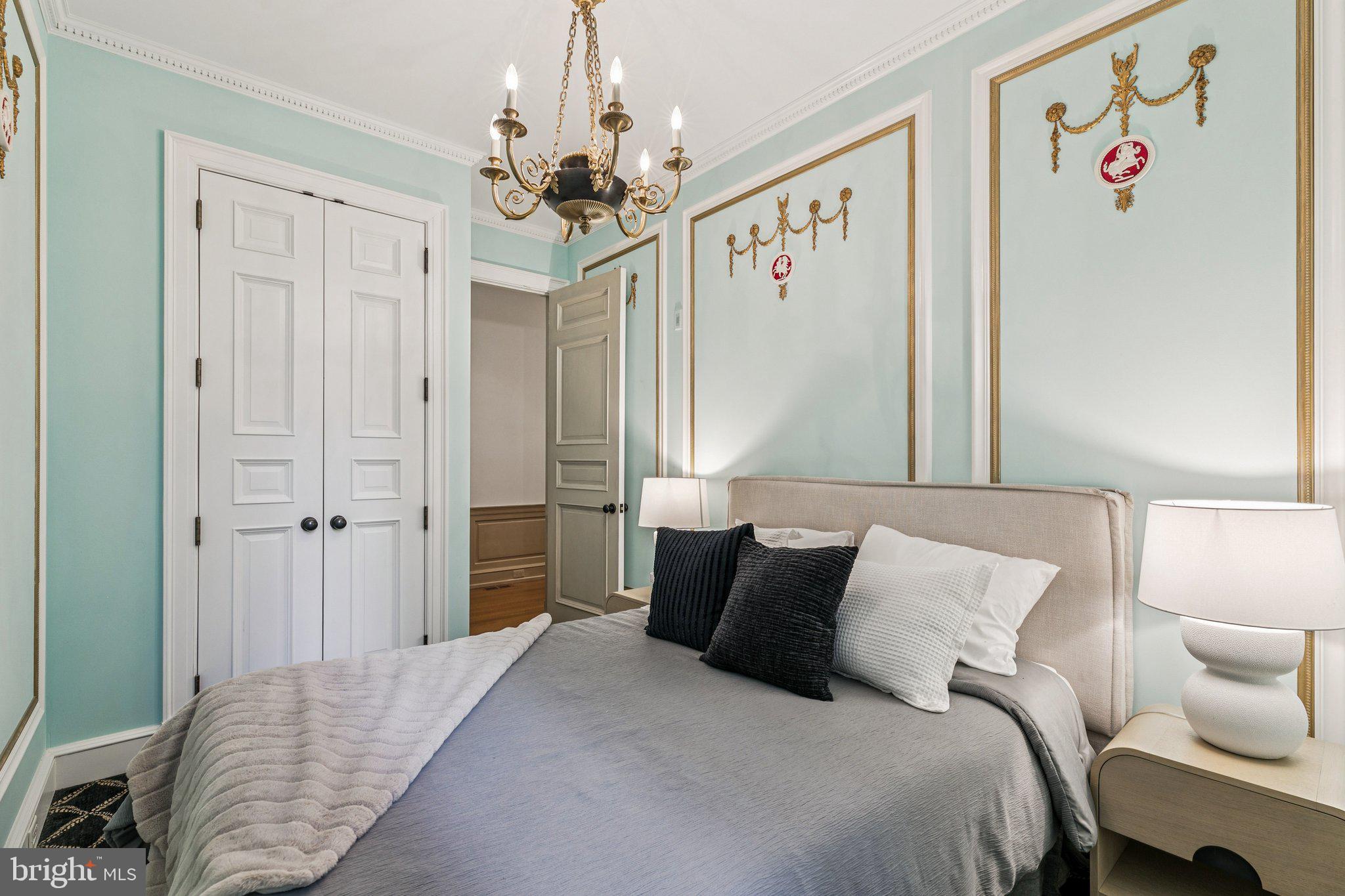 421 Chestnut Street, Unit 401 Philadelphia, PA 19106 - Photo 24 of 36 a bedroom with a large bed and a chandelier