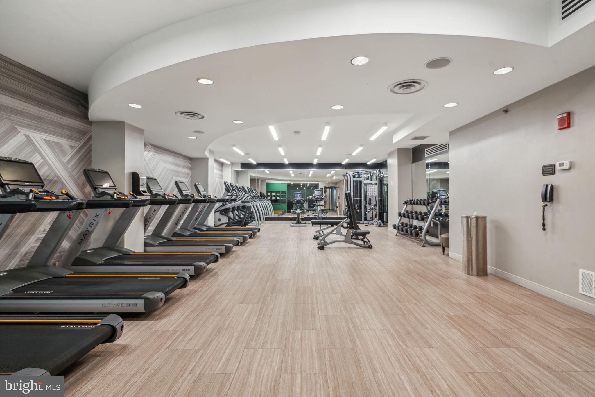 421 Chestnut Street, Unit 401 Philadelphia, PA 19106 - Photo 32 of 36 a view of a room with gym equipment and wooden floor