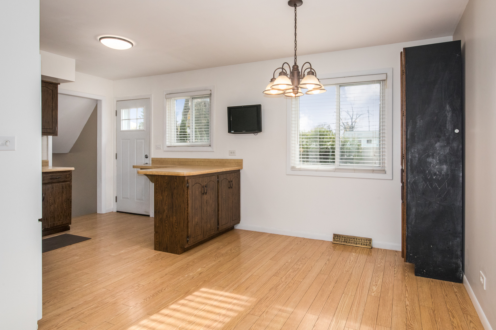 241 Westmere Road Des Plaines, IL 60016 - Photo 8 of 29 Gallery Image 8