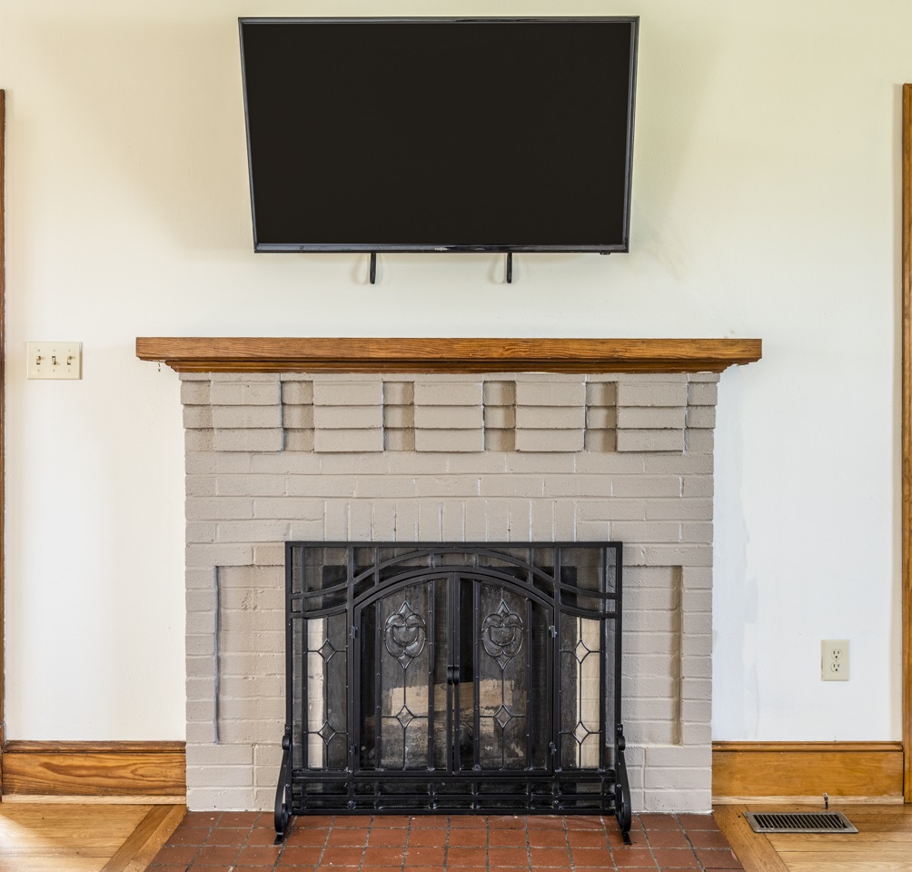 713 Battlefield Road Fort Defiance, VA 24437 - Photo 24 of 47 a living room with a fireplace