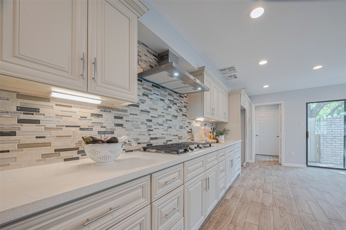 15600 Barkers Landing Road, Unit 20 Houston, TX 77079 - Photo 14 of 49 A closer view of the stylish backsplash and gorgeous countertops. The door at the background leads to the large laundry room and through it you can access the 2 car garage.