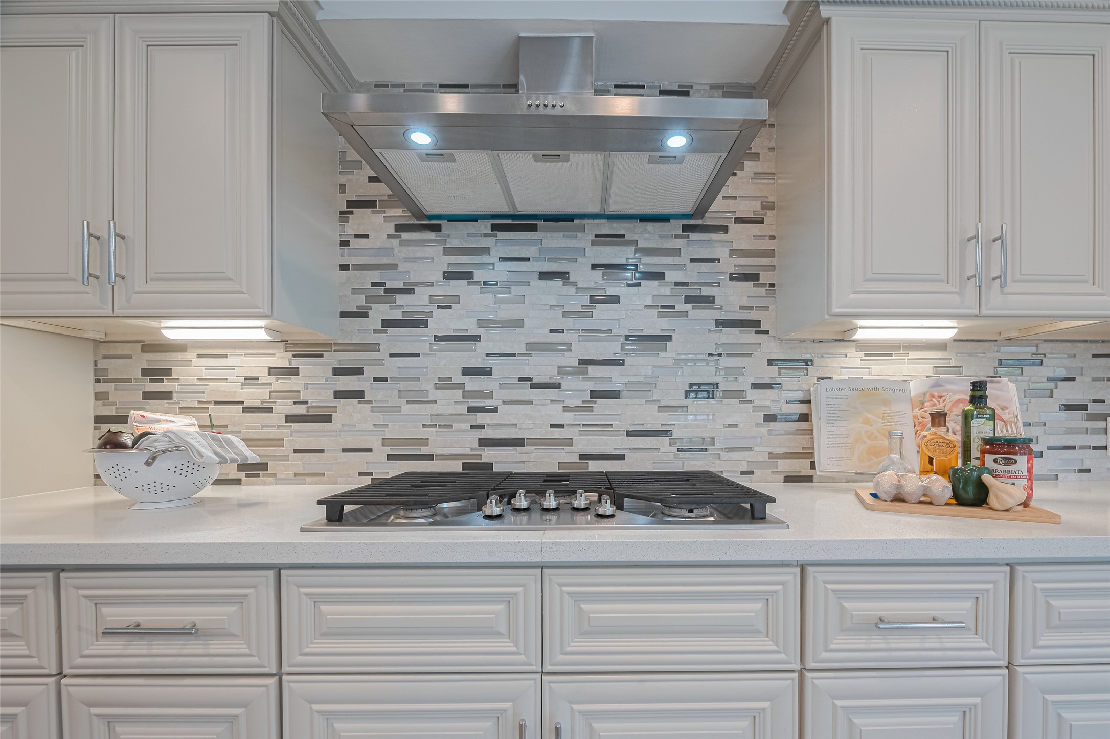 15600 Barkers Landing Road, Unit 20 Houston, TX 77079 - Photo 16 of 49 A 5 burner SS GE cooktop and matching vent hood.