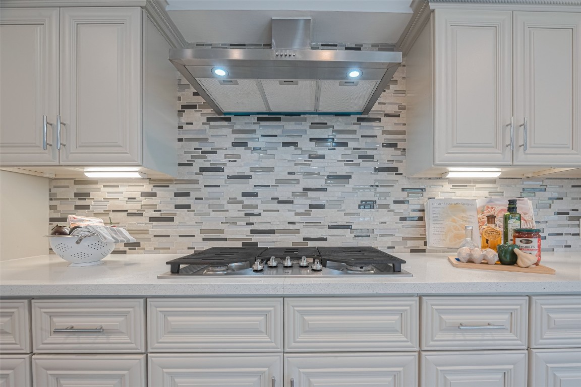 15600 Barkers Landing Road, Unit 20 Houston, TX 77079 - Photo 16 of 49 A 5 burner SS GE cooktop and matching vent hood.