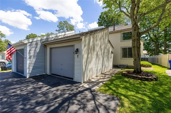 $199,900 | 7 Brimsdown Circle, Perinton, NY 14450