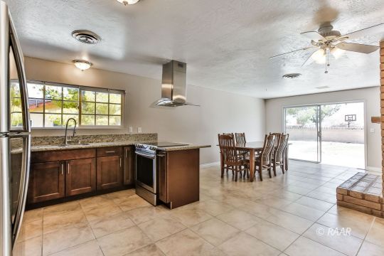 642 Randall Street Ridgecrest, CA 93555 - Photo 3 of 35
