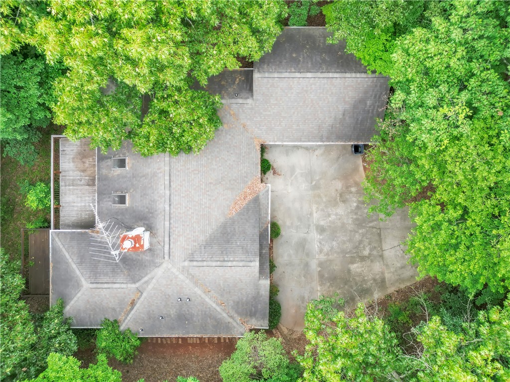149 Inlet Pointe Drive Anderson, SC 29625 - Photo 37 of 43 An aerial perspective reveals a private residence nestled amongst a verdant canopy, featuring ample parking.