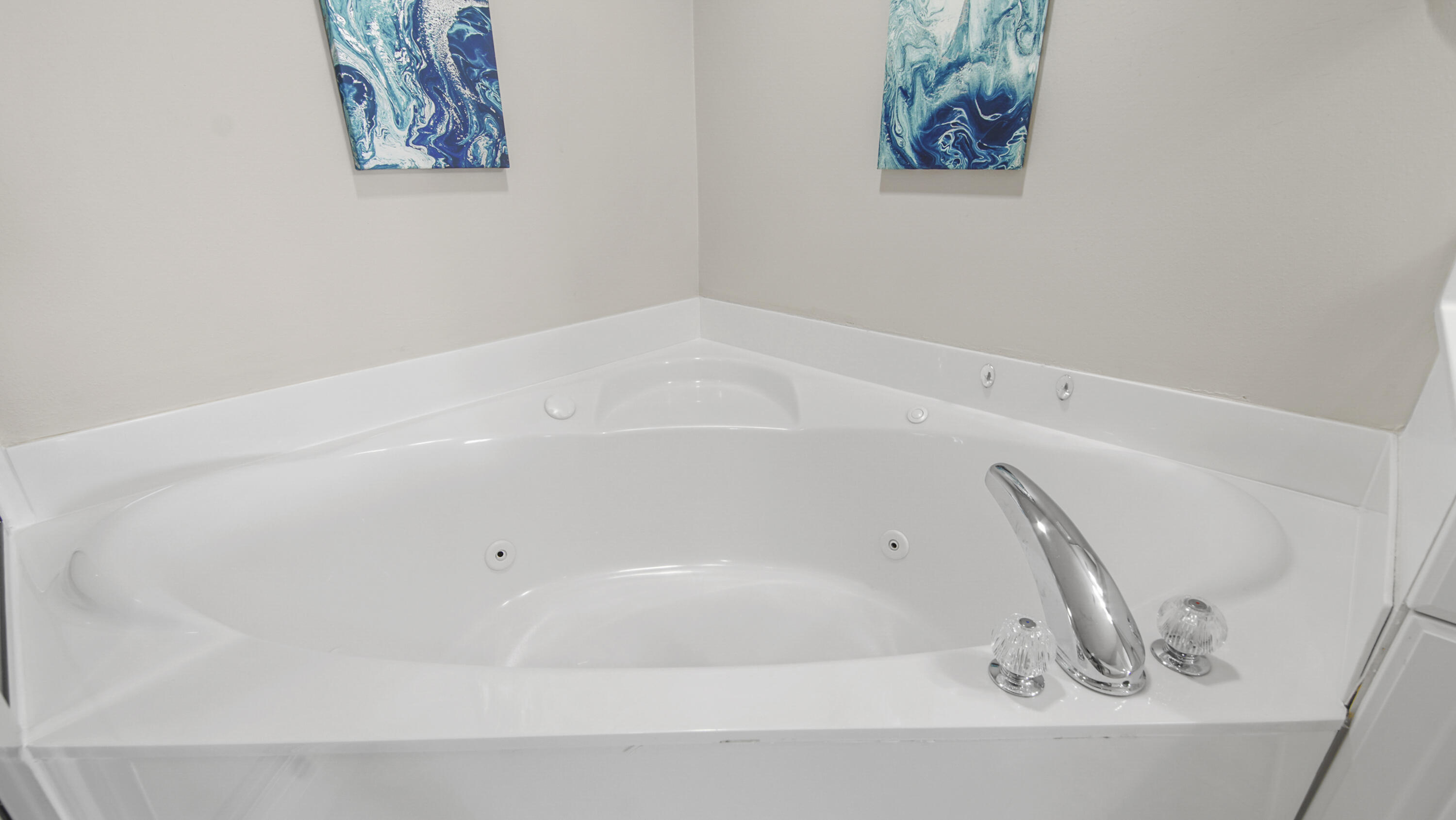 10811 Front Beach Road, Unit 1405 Panama City Beach, FL 32408 - Photo 33 of 76 a bathroom with a bathtub