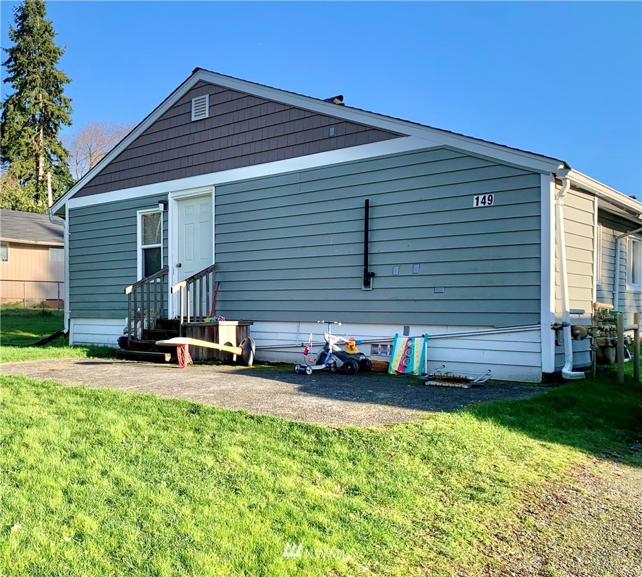 149 Sheridan Road, Unit A & B Bremerton, WA 98310 - Photo 1 of 1 a front view of a house with a garden