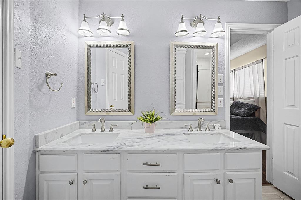 1043 Bells Chapel Road Waxahachie, TX 75165 - Photo 13 of 35 Primary Bath