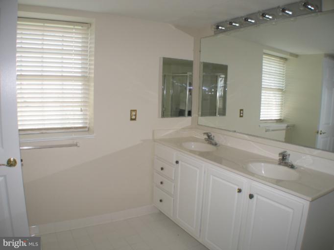 12300 Rosslare Ridge Road, Unit 506 Lutherville-Timonium, MD 21093 - Photo 8 of 11 Bath (Master)