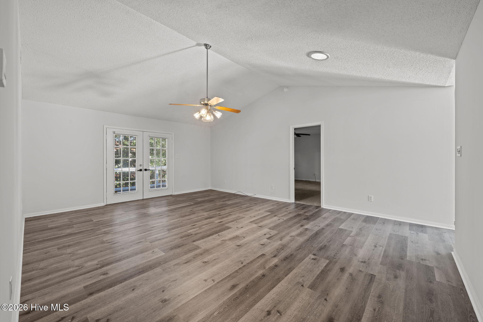 5801 Jolly Roger Road New Bern, NC 28560 - Photo 10 of 53 Vaulted Ceiling