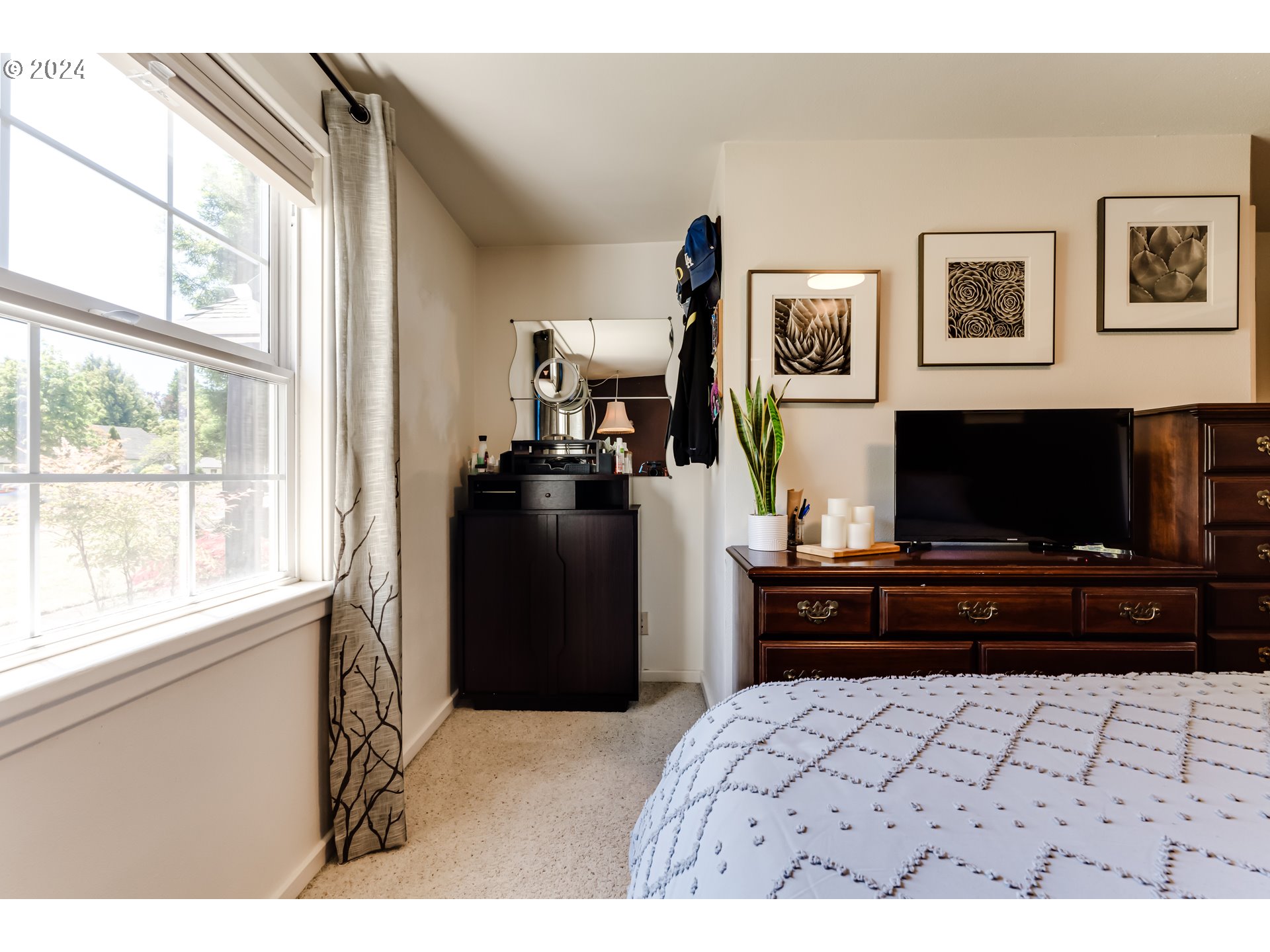 3715 Harlow Road Eugene, OR 97401 - Photo 21 of 39 a living room with furniture and a flat screen tv