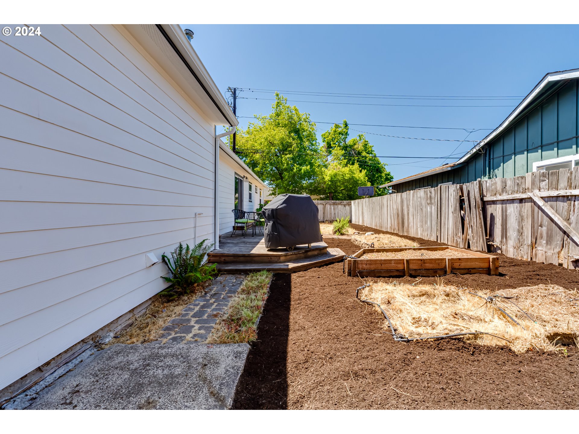 3715 Harlow Road Eugene, OR 97401 - Photo 36 of 39 a backyard of a house with table and chairs