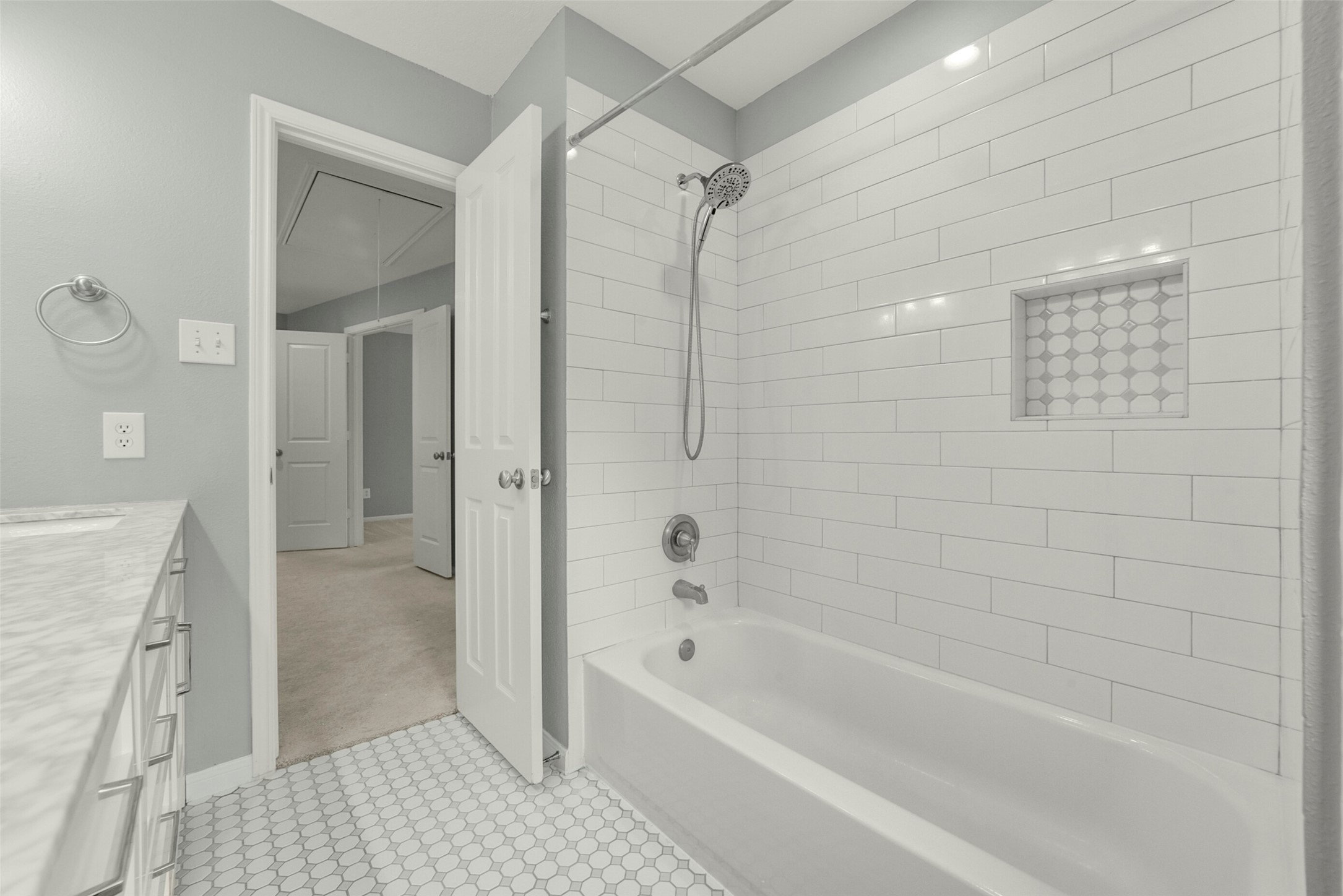 22 East New Avery Place Spring, TX 77382 - Photo 41 of 46 Third Full Bathroom with shower and tub combo.