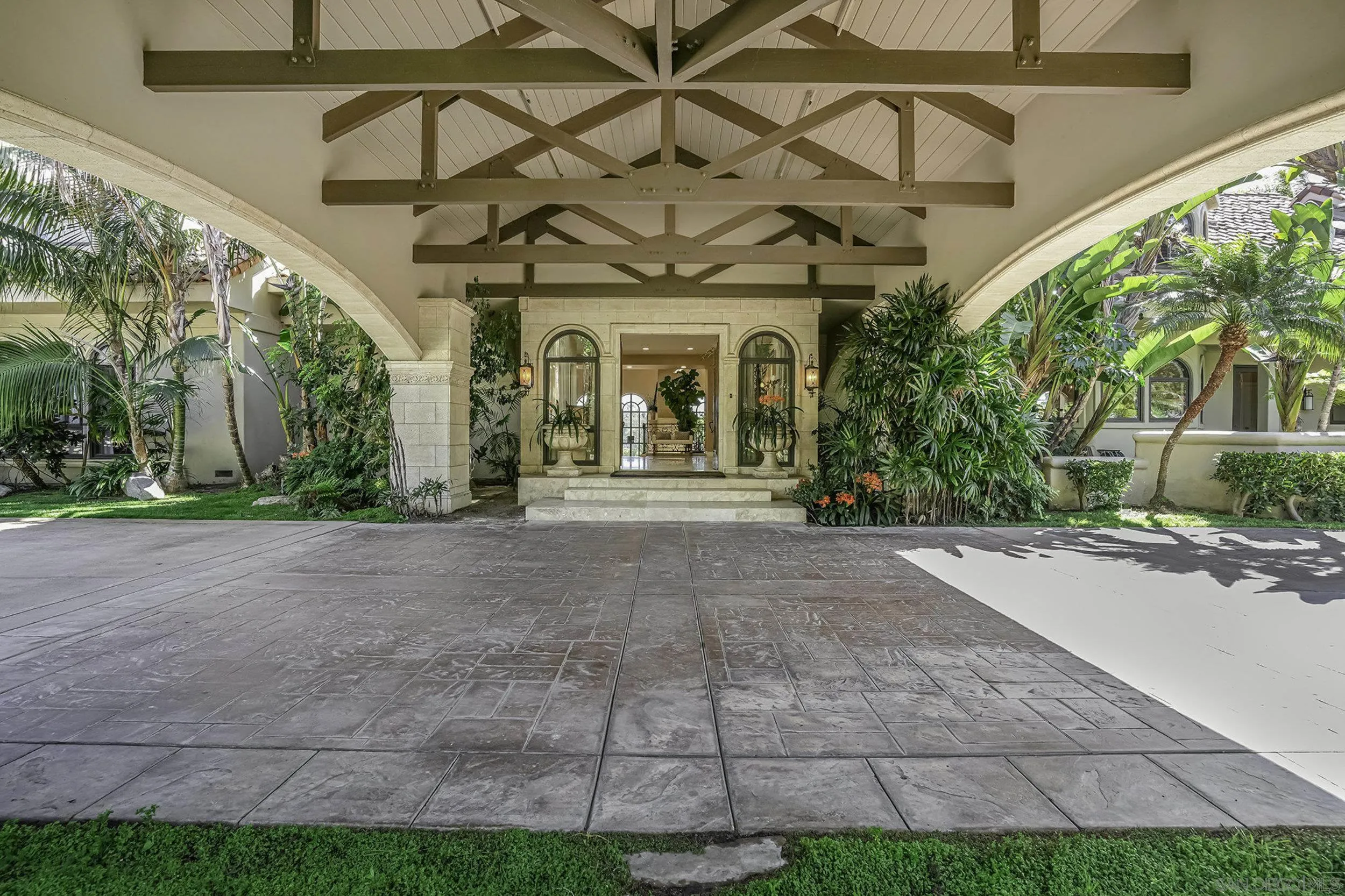 5305 La Crescenta Road Rancho Santa Fe, CA 92067 - Photo 28 of 63 Stop and unload in the Porte Cachere entry