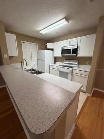 $1,690 | 5475 Vineland Road, Unit 8209, Orlando, FL 32811