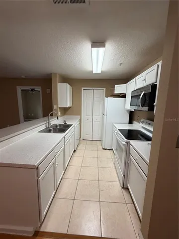 $1,690 | 5475 Vineland Road, Unit 8209, Orlando, FL 32811