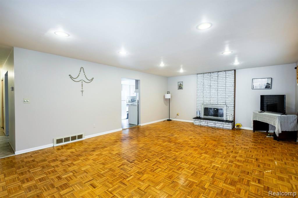 23605 Rockingham Street Southfield, MI 48033 - Photo 8 of 52