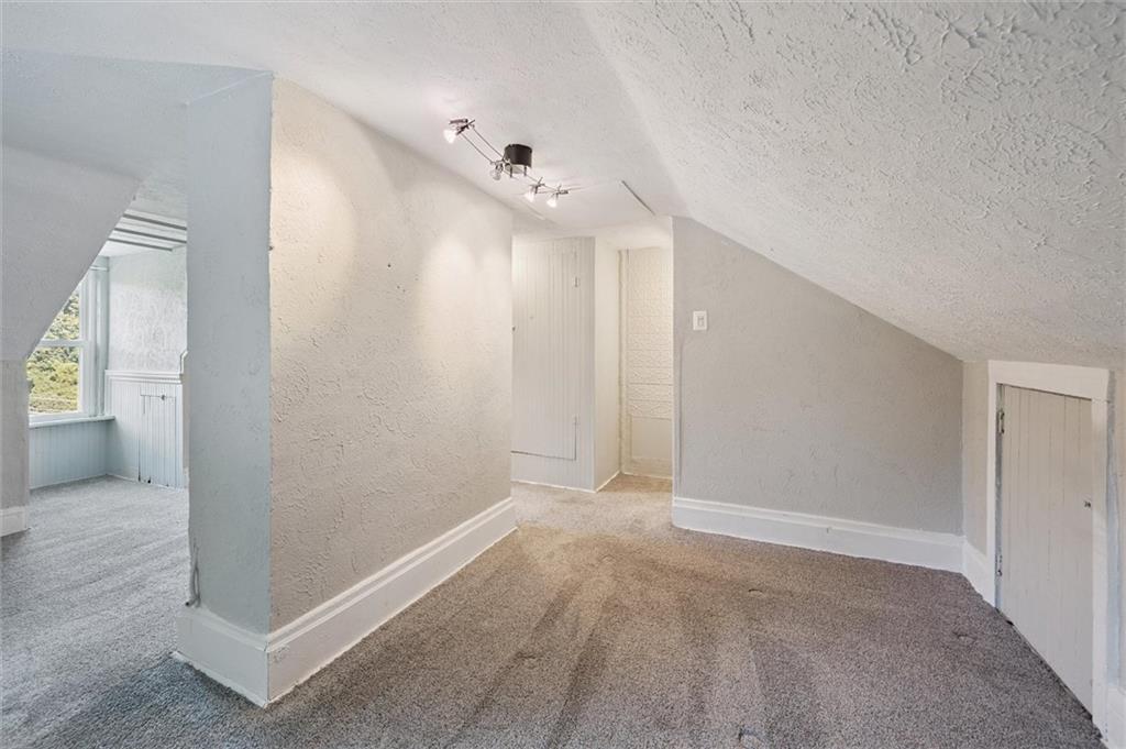 677 Greentree Road Pittsburgh, PA 15220 - Photo 23 of 29 an empty room with windows and closet